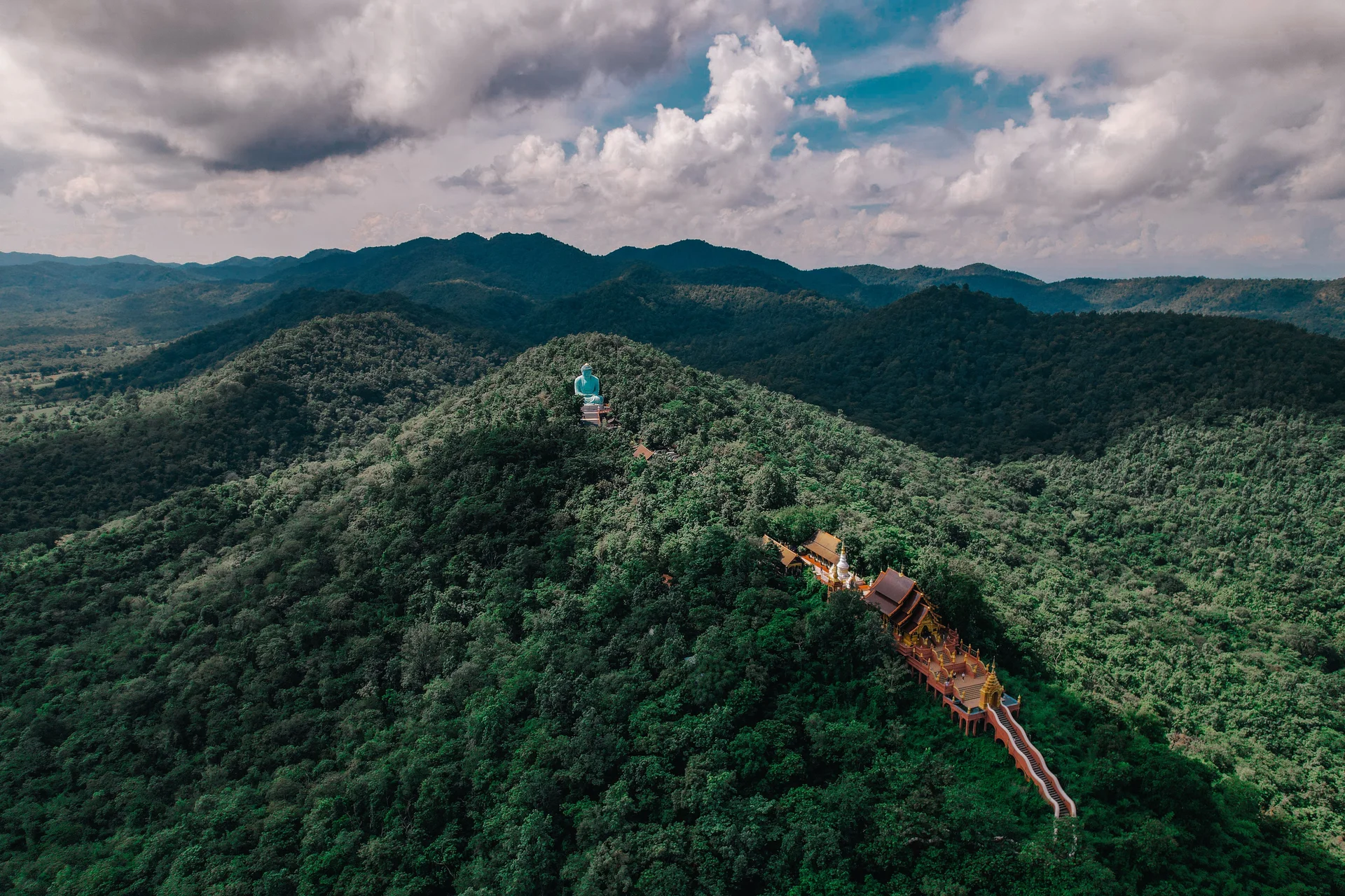 Wat Tham Pha Daen佛寺，石灰岩山顶俯瞰丛林