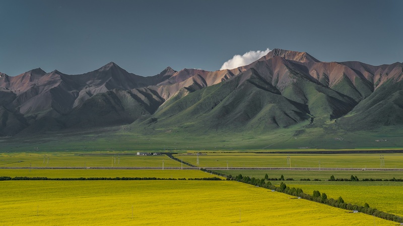 青海茫崖黑独山，地球上最像月球表面的水墨地貌