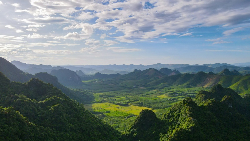 万峰林稻田与喀斯特峰林